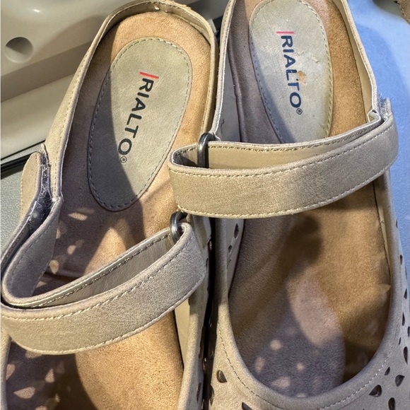 Rialto Women’s Size 11 Vienna Clogs Tan Mary Janes Wedge Heels Perforated - Picture 5 of 12